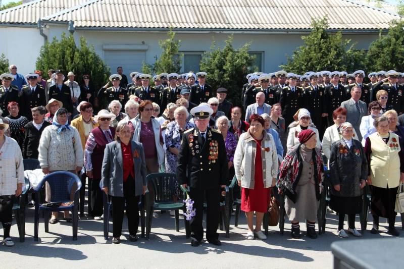 torzhestvennaya_chastj_prohozhdenie_lichnogo_sostava_garnizona_koncert_09_05_2016_39_web_39